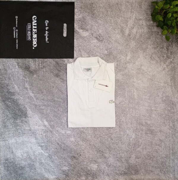 Lacoste Blanca con tiras grises en las mangas - Image 2