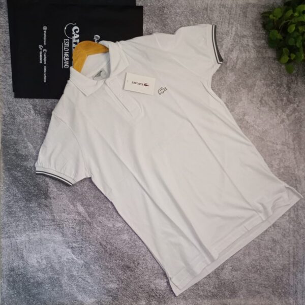 Lacoste Blanca con tiras grises en las mangas