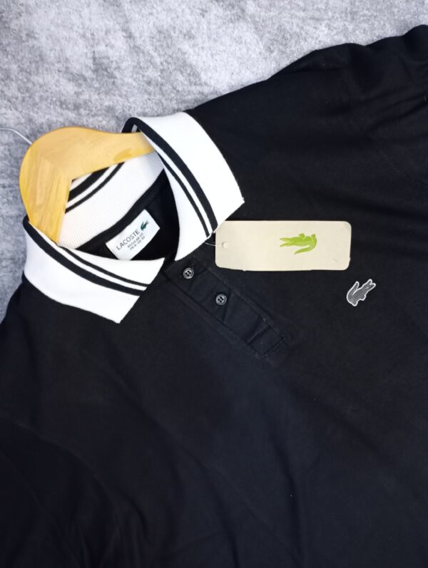 Lacoste Negra con cuello Blanco y tiras negras - Image 2