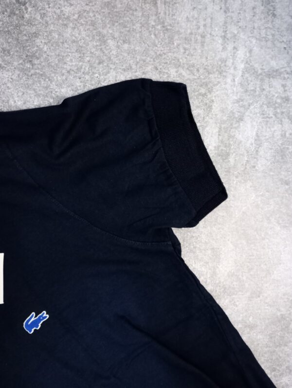 Lacoste Azul oscuro con cuello Celeste - Image 4