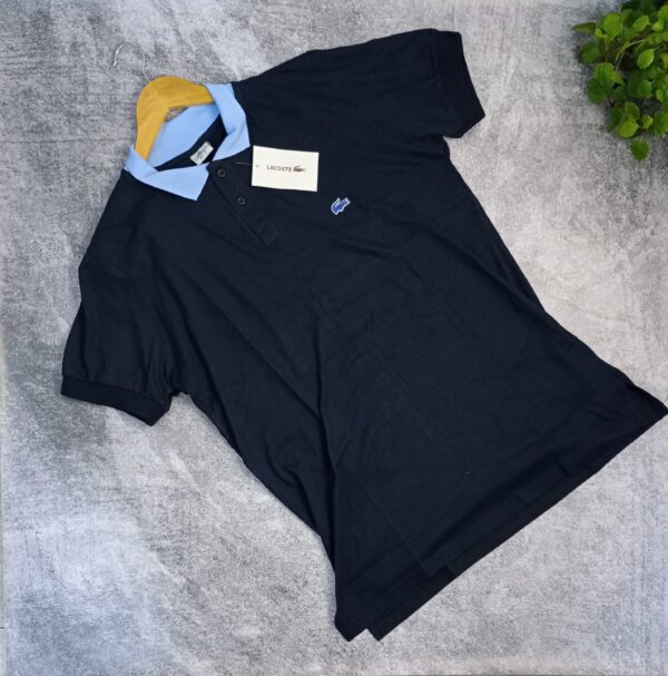 Lacoste Azul oscuro con cuello Celeste