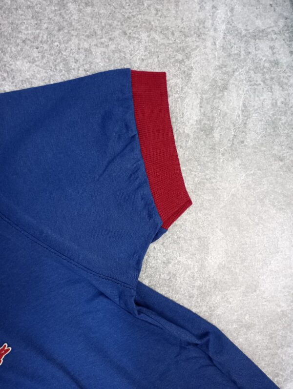 Lacoste Azul con tiras bordo en el cuello - Image 4