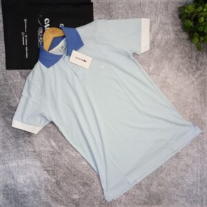 Lacoste Celeste con mangas blancas