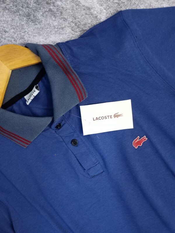 Lacoste Azul con tiras bordo en el cuello - Image 3