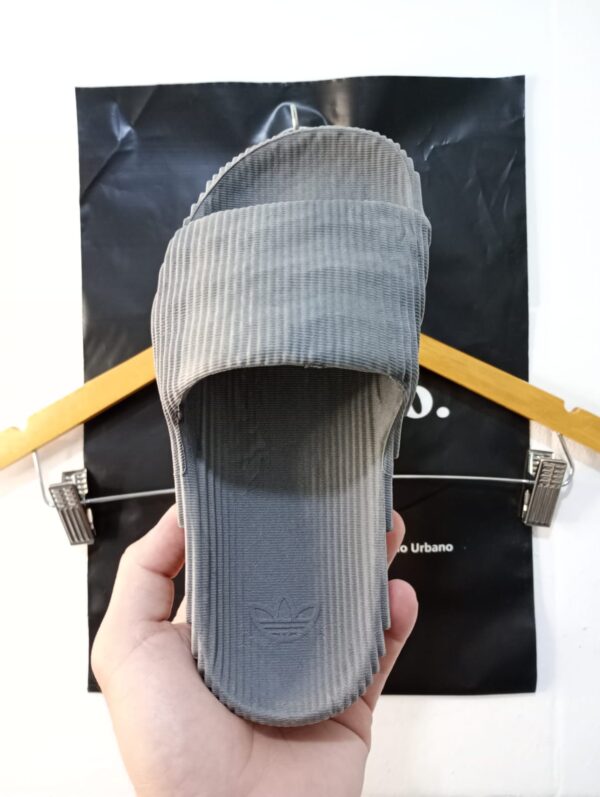 Ojota Adilette Gris Oscuro - Image 2