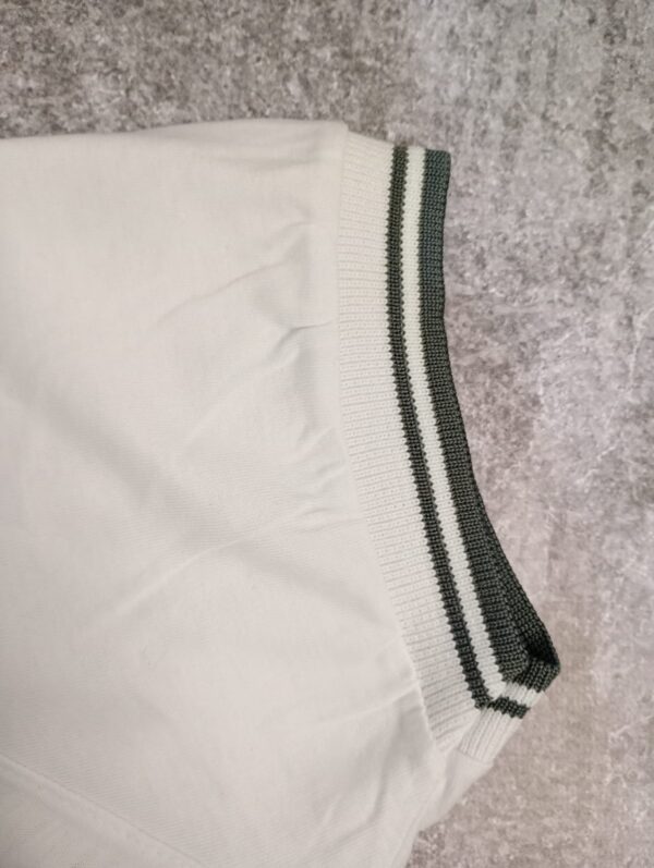 Lacoste Blanca con tiras grises en las mangas - Image 3