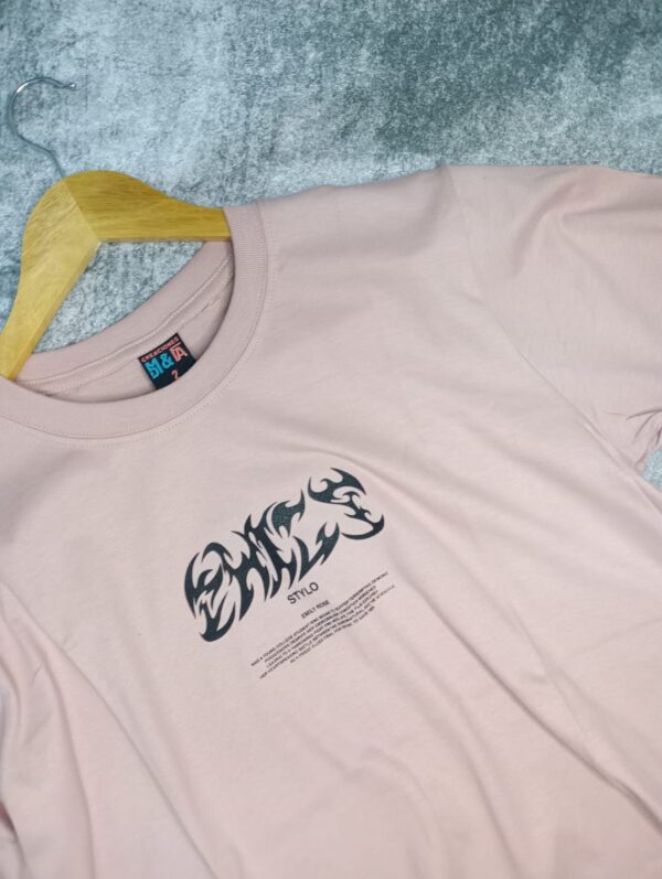 Remera Oversize Rosa (Estampa negra) - Image 3