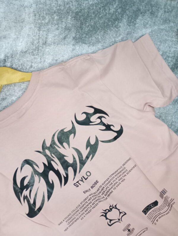 Remera Oversize Rosa (Estampa negra) - Image 4